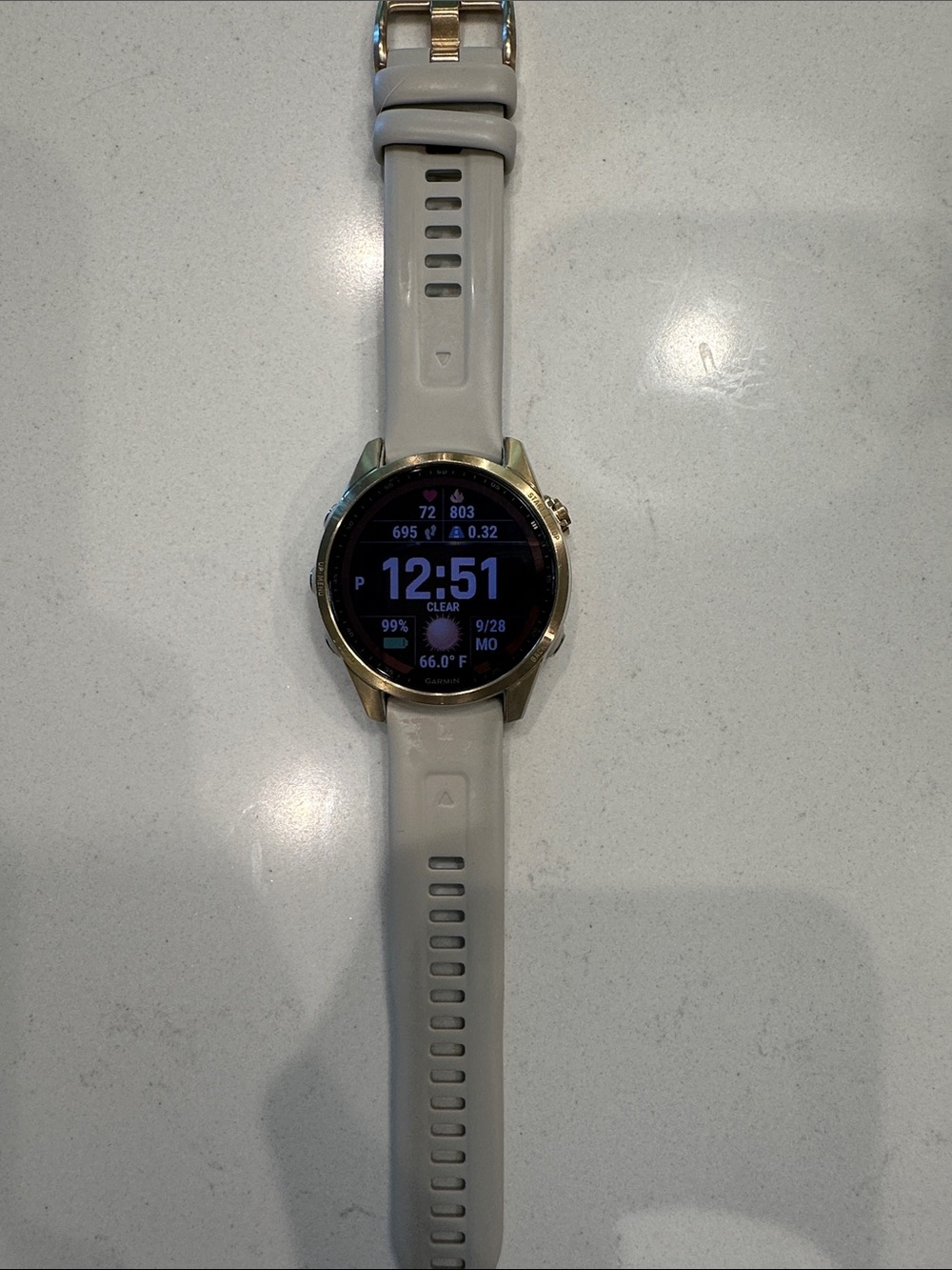 GARMIN FENIX 7S SAPPHIRE SOLAR
Cream Gold Titanium / Light Sand